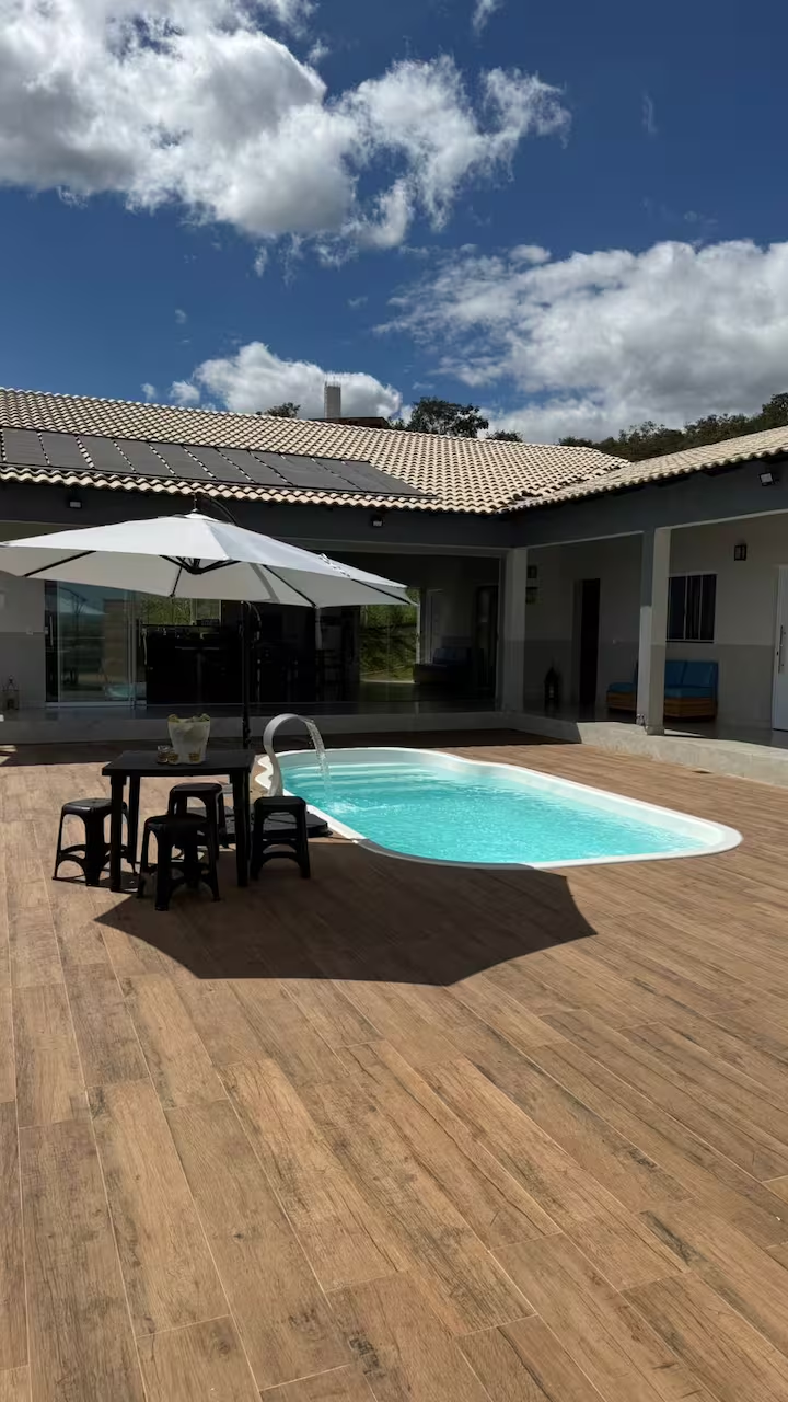 Piscina do Rancho da Bia com deck de madeira